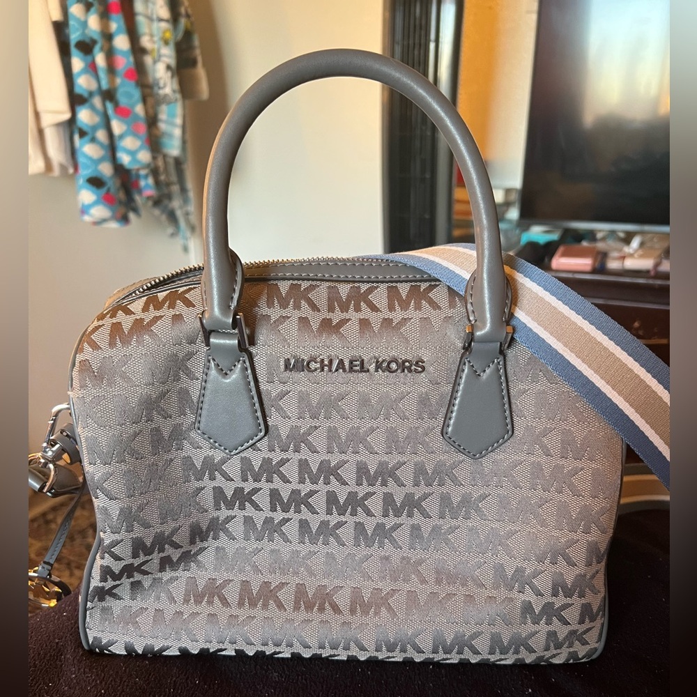 Michael Kors bag with detachable strap gray GUC